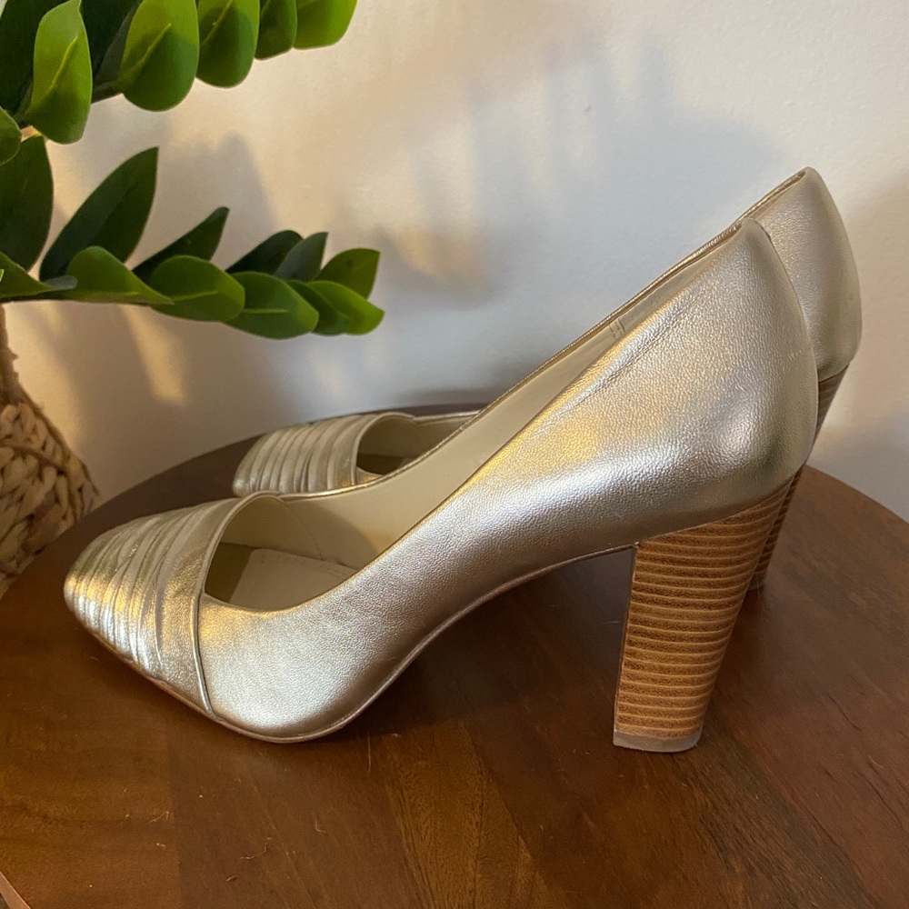 Anne Klein soft gold metallic pumps, peep toe. size 9. NWT. Never worn!